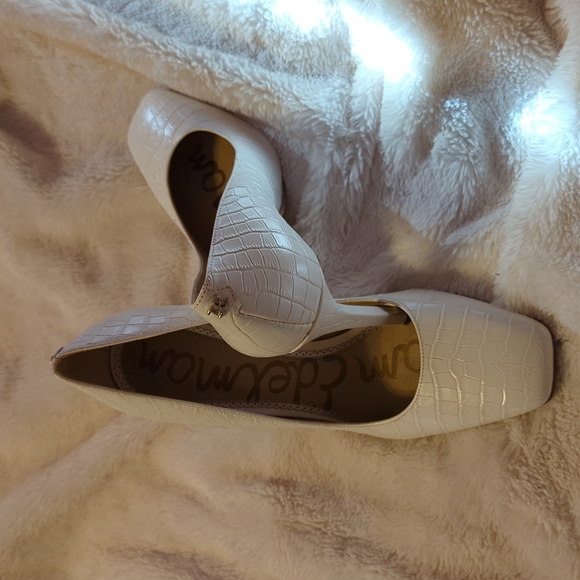 Pumps - Picture 2 of 2